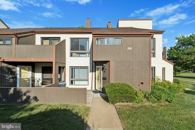 view of front facade with a front yard