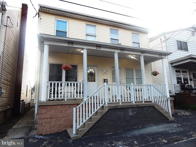 view of front of property featuring a porch