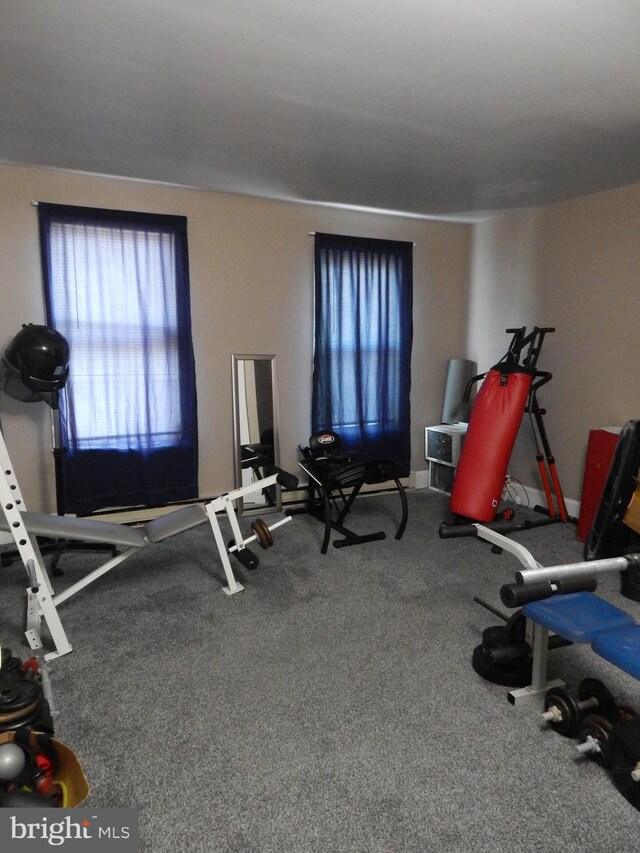 exercise area featuring baseboards