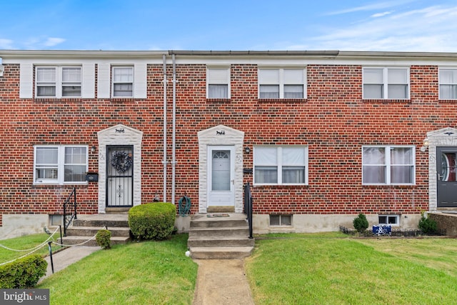 multi unit property featuring a front yard