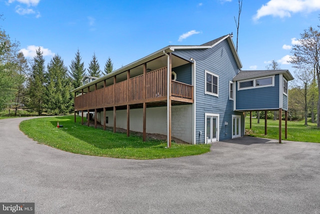 view of side of property featuring a lawn