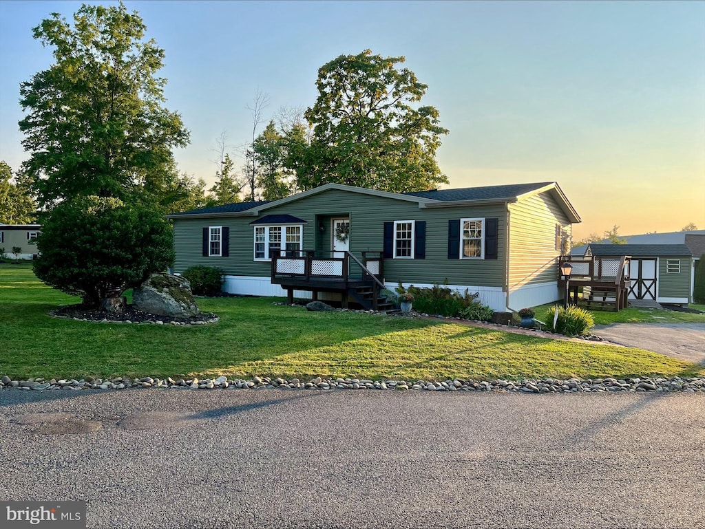 manufactured / mobile home featuring a lawn