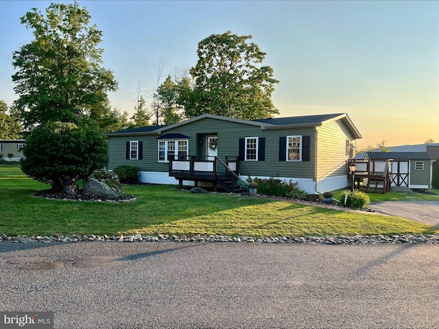 manufactured / mobile home featuring a lawn