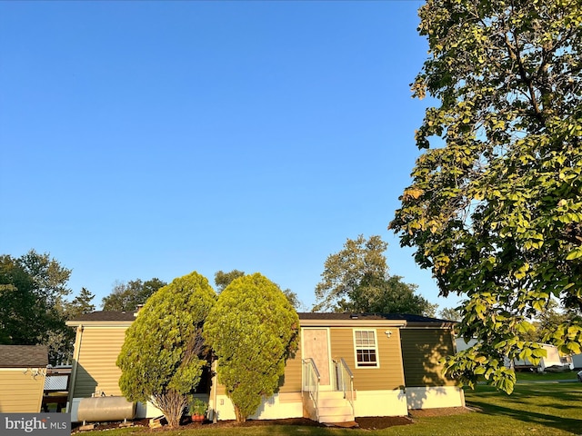 view of front of property featuring a front yard