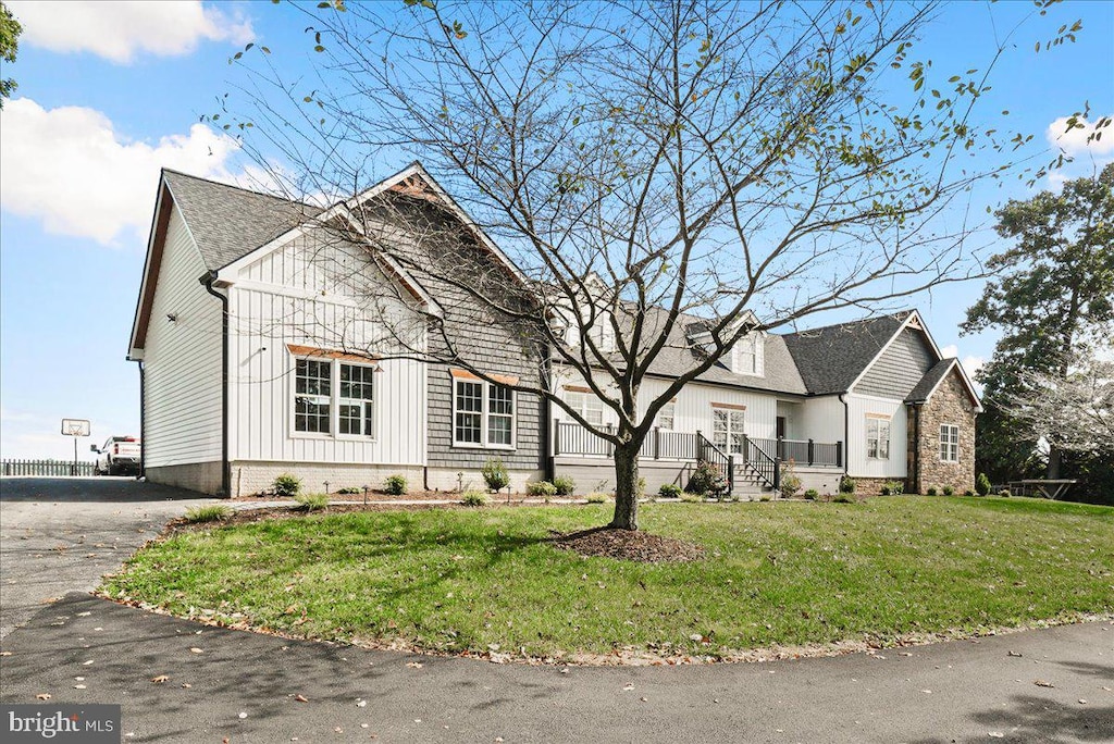 view of front facade with a front lawn