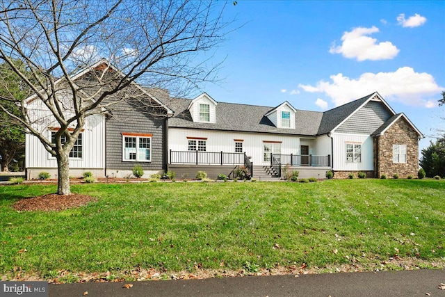 view of front of house featuring a front lawn