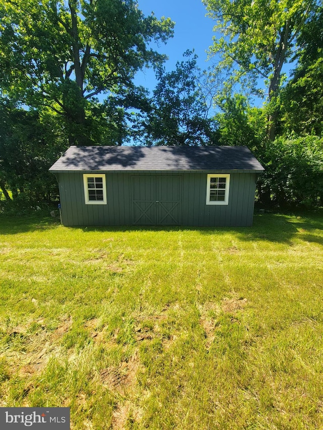 view of outdoor structure featuring a yard