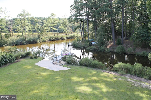 view of yard featuring a water view