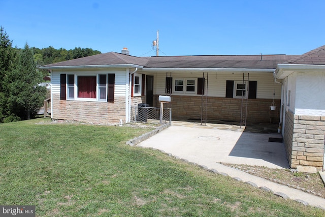 ranch-style home featuring a front lawn