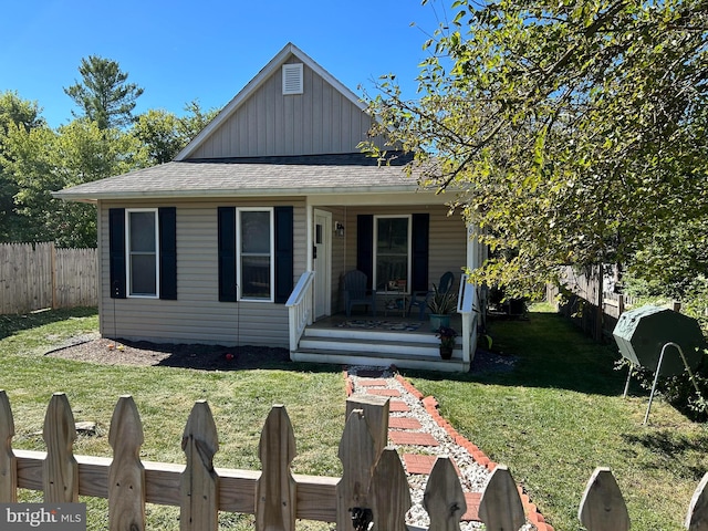 view of front facade featuring a front yard