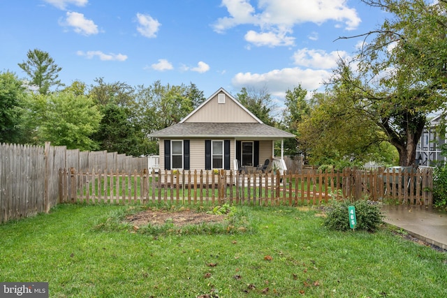 view of front of home featuring a front lawn