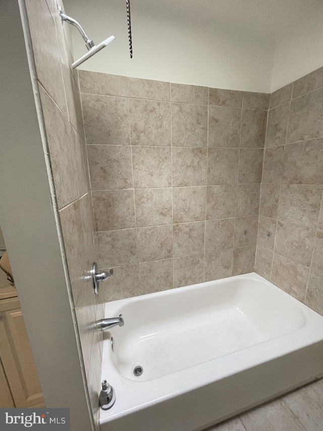 bathroom featuring tiled shower / bath