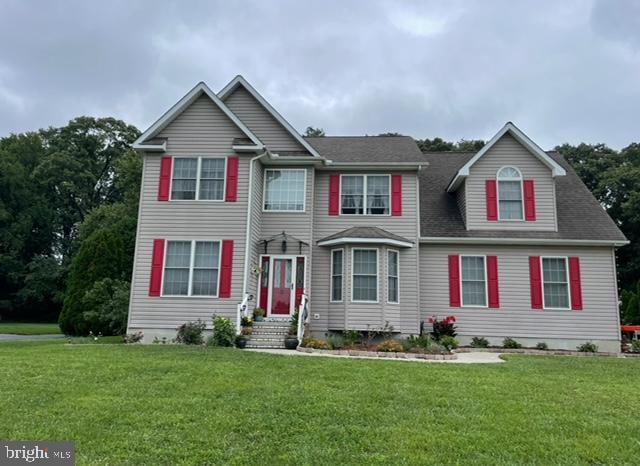 view of front of home featuring a front yard