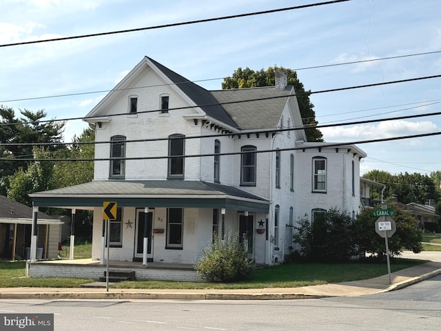 view of front facade featuring a porch