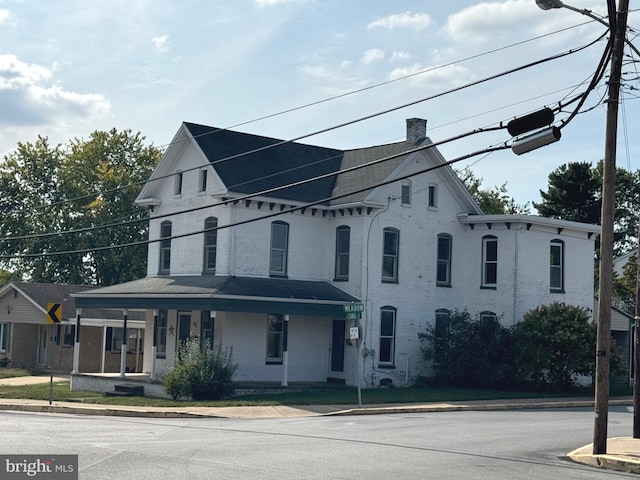 view of front of property featuring covered porch