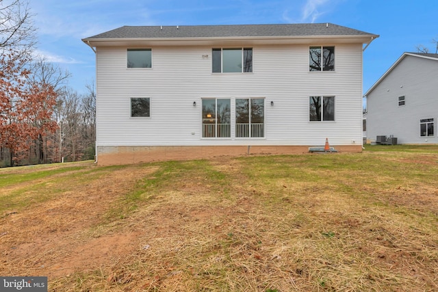 back of house featuring a lawn