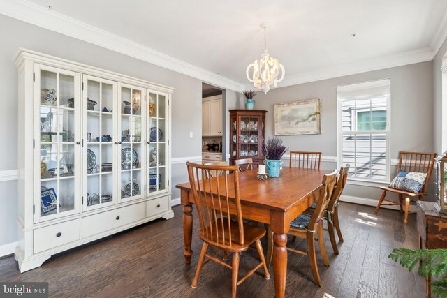 dining room with a notable chandelier, ornamental molding, baseboards, and dark wood-style flooring