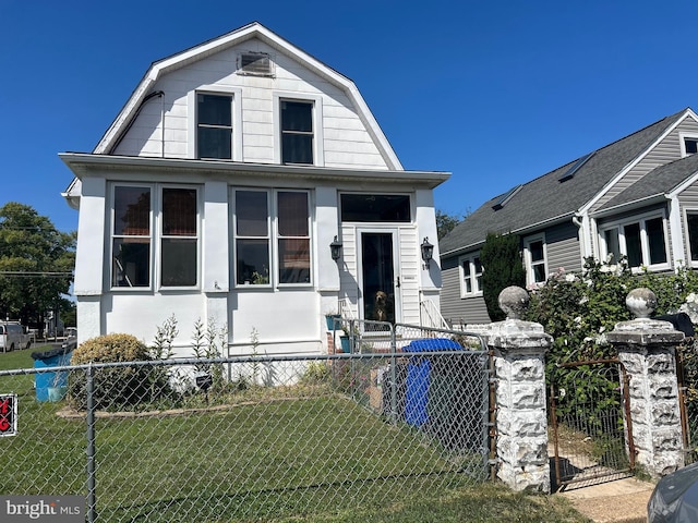 view of front of home featuring a front yard