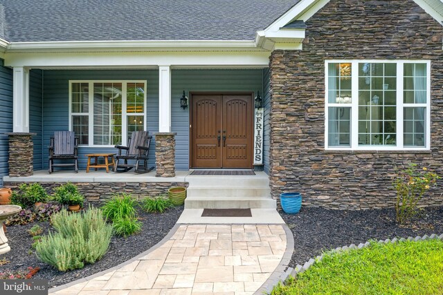 entrance to property featuring a porch