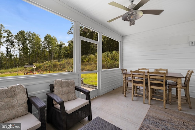 sunroom with ceiling fan