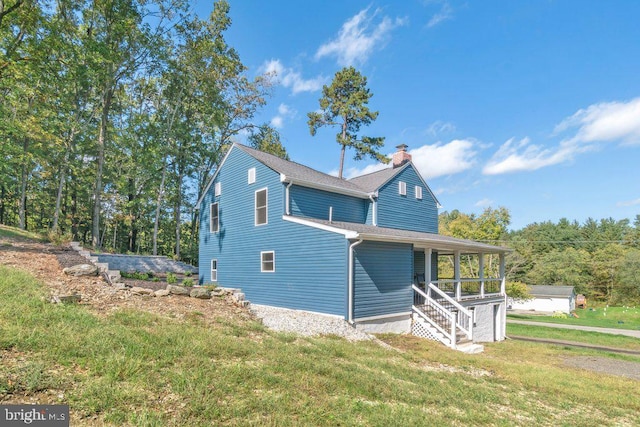 view of front of house featuring a front yard