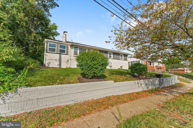 view of front of home featuring a front yard