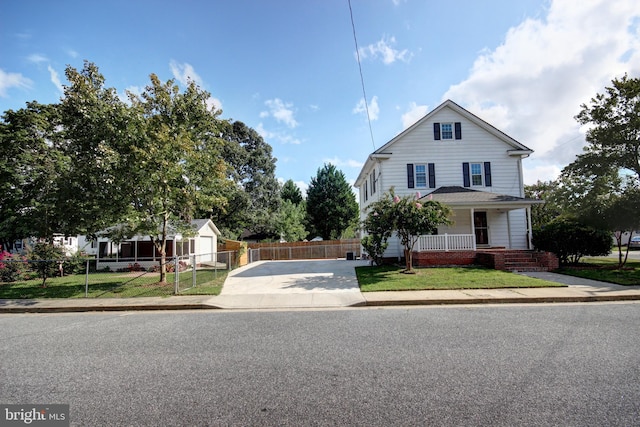 view of front of house featuring a front lawn