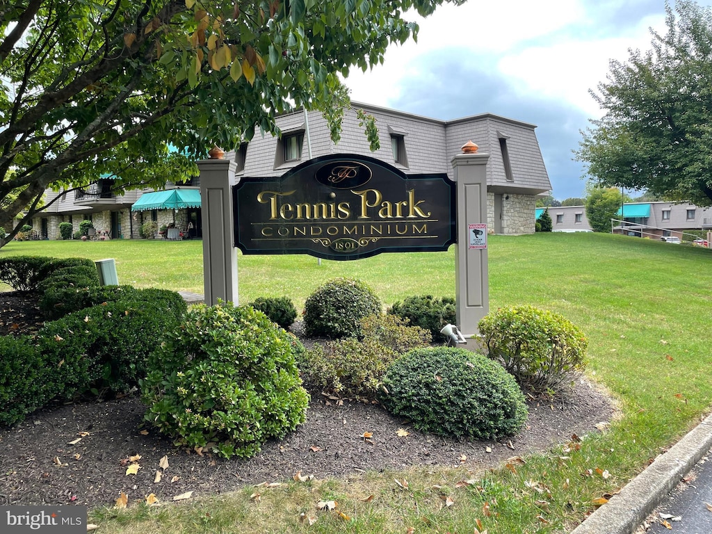 community sign featuring a yard