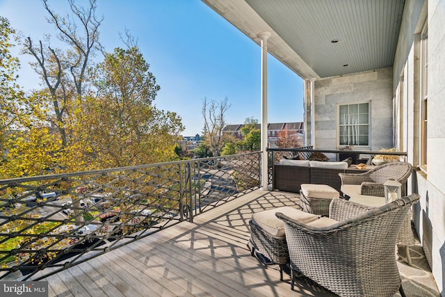 balcony featuring an outdoor hangout area