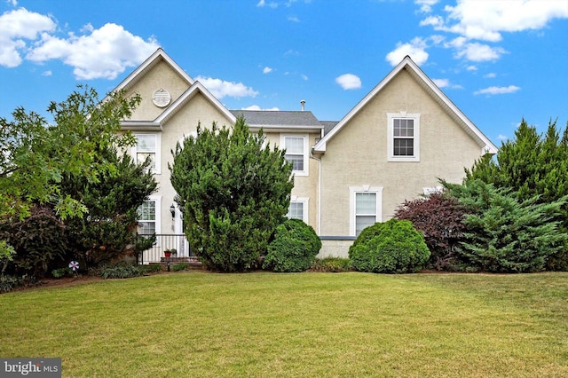 view of front facade featuring a front yard