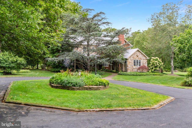 view of front of home with a front lawn