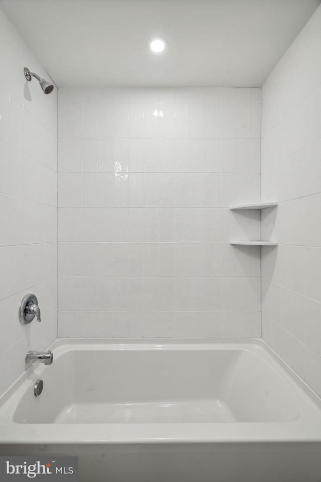 bathroom with tiled shower / bath combo