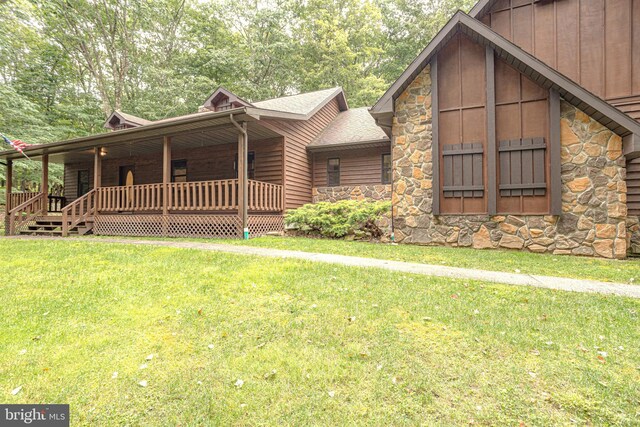 view of front facade featuring a front lawn