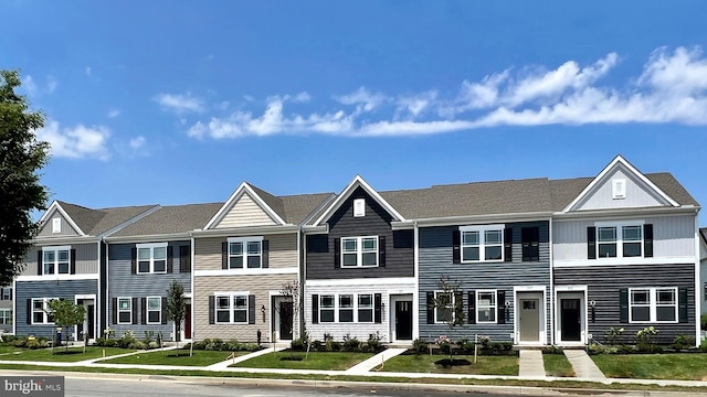 view of front of house featuring a front yard