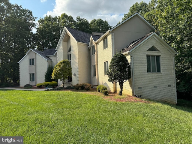 front facade featuring a front yard