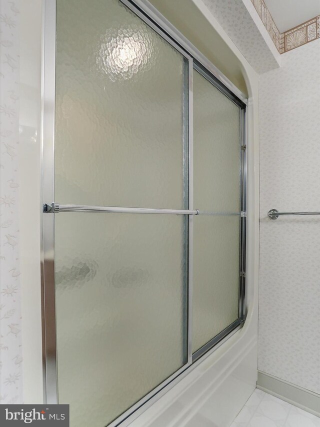 3596 Eagle Dr, Chambersburg, PA 17202 - bathroom with baseboards, enclosed tub / shower combo, and wallpapered walls