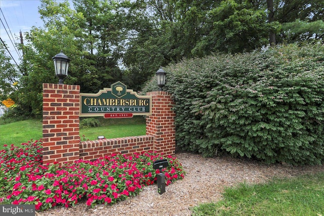 view of community / neighborhood sign