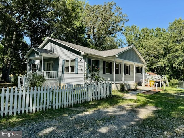 view of front of property featuring a front lawn and covered porch