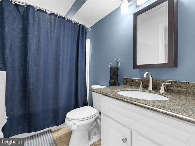 bathroom featuring a shower with shower curtain, vanity, and toilet