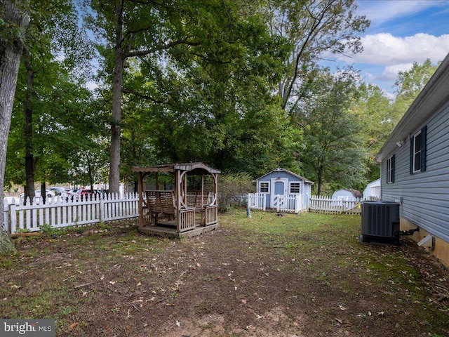 view of yard featuring cooling unit and a shed