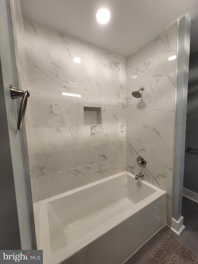 bathroom with tiled shower / bath