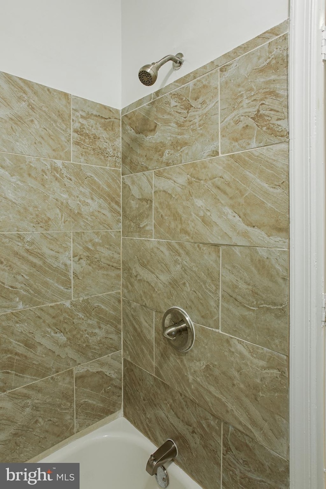 bathroom featuring tiled shower / bath combo