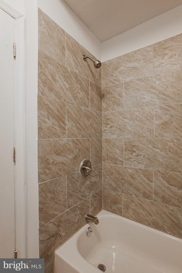 bathroom featuring tiled shower / bath