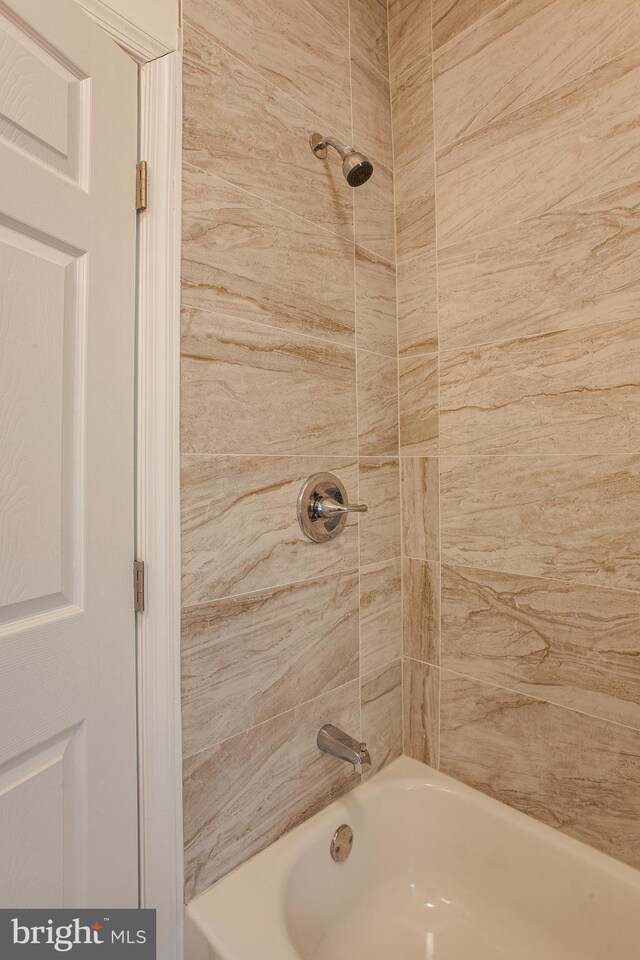 bathroom with tiled shower / bath