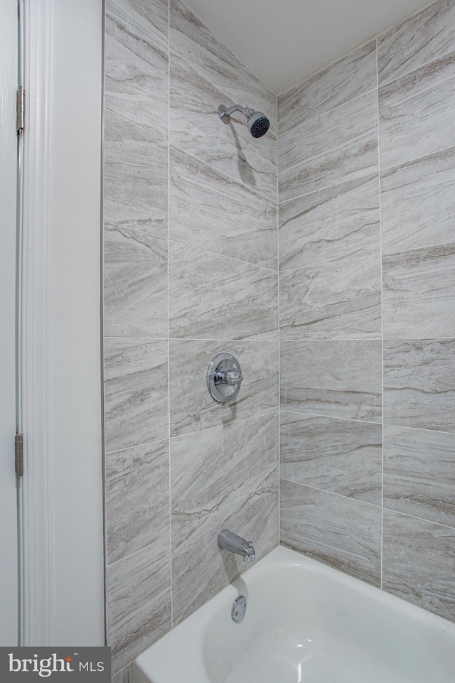 bathroom with tiled shower / bath