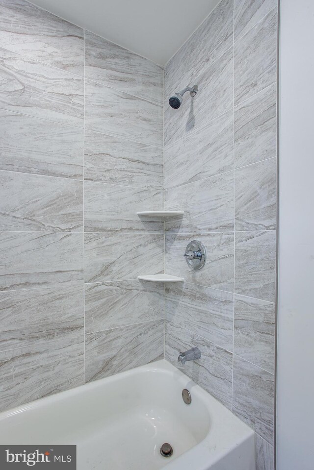 bathroom with tiled shower / bath combo