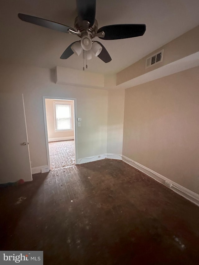 unfurnished room featuring dark wood-type flooring and ceiling fan