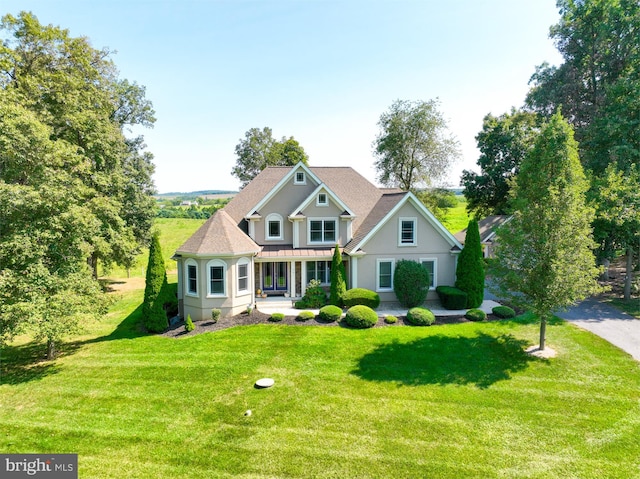 view of front of property featuring a front lawn