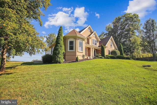 view of front of home featuring a front yard