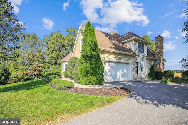 view of front of property featuring a front lawn